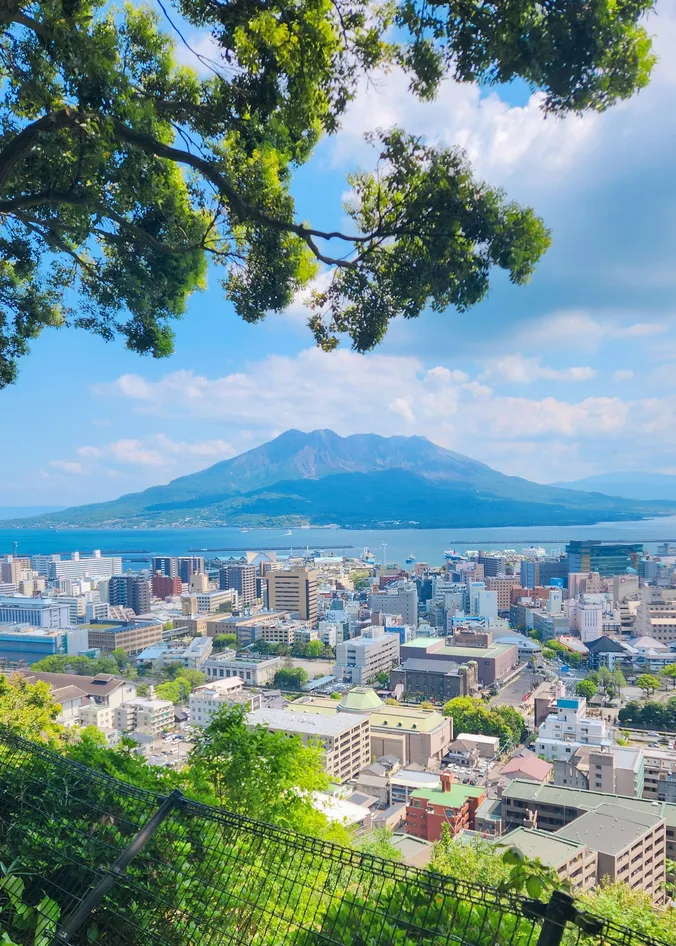 地行で老朽化した木造住宅と相続後の空き地が点在する様子