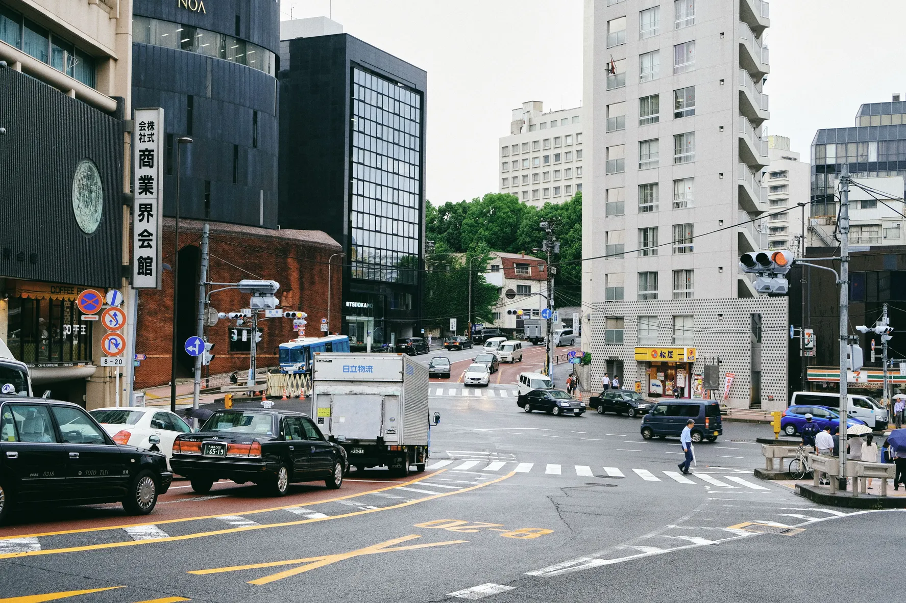 谷エリアの複合施設『六本松421』と桜坂の飲食店街