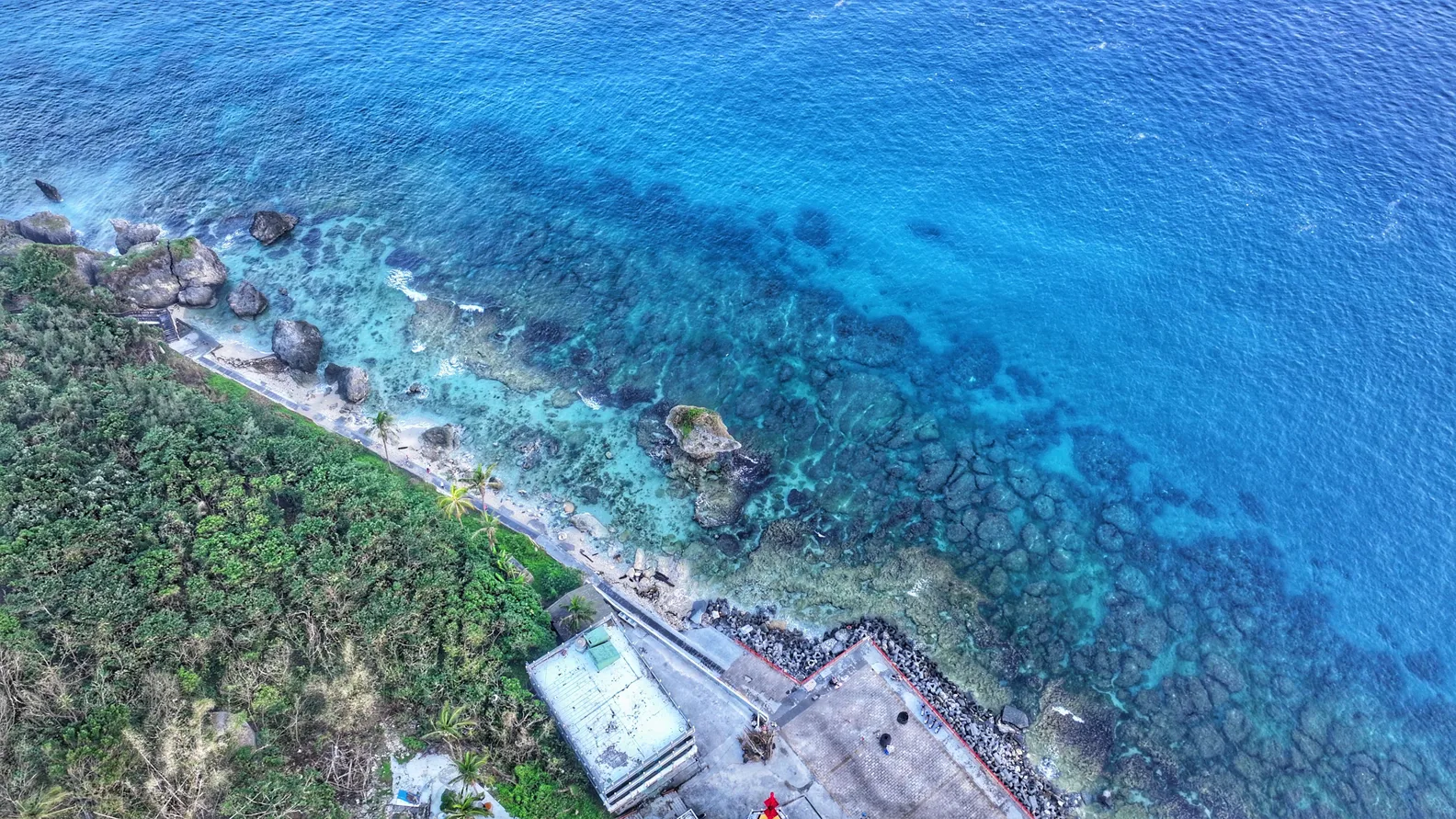 ゆいレール古島駅周辺、安謝川沿いに広がる住宅地の街並み