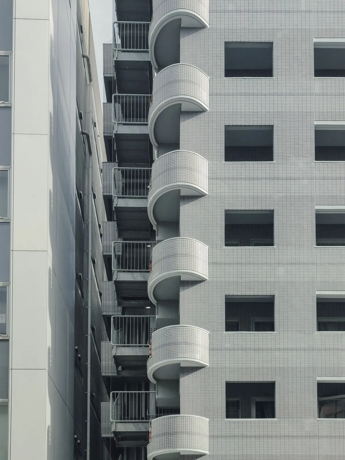 大阪市北区天神橋、日本一長い天神橋筋商店街のアーケードと、その背後に立ち並ぶタワーマンション群・底地