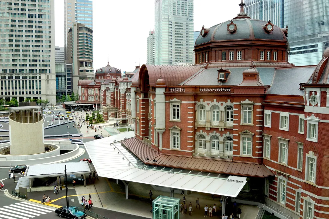 港区三田の街並みと東京タワー